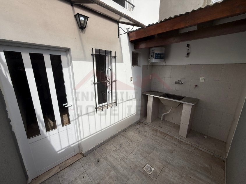 Departamento 1 dorm. A una cuadra del Centro de la Ciudad! - Calle Tomas Guido e/ Soloeta y Saavedra.